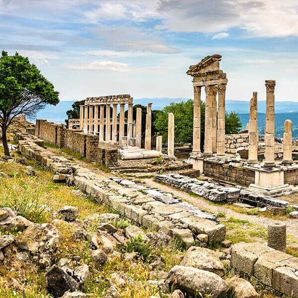 İzmir şehrinde doğan ünlüler - Bergüzar Korel, Özcan Deniz ve daha fazlası