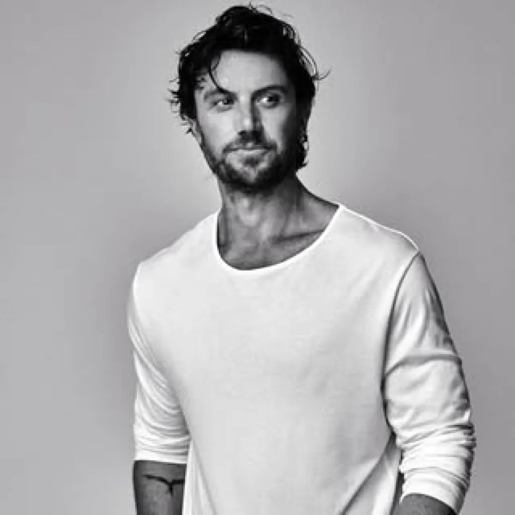 Adam Demos - Oyuncu (40 yaşında) - Profil fotoğrafı ve resmi görsel