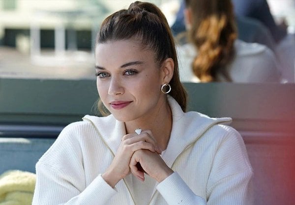 Afra Saraçoglu - Oyuncu (29 yaşında) - fotoğraf