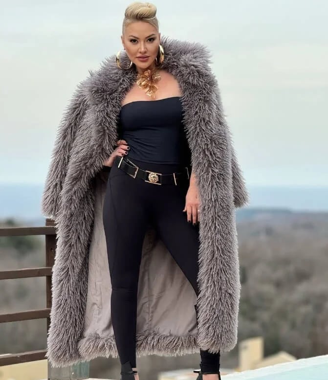 Aylin Coşkun - Şarkıcı (50 yaşında) - fotoğraf