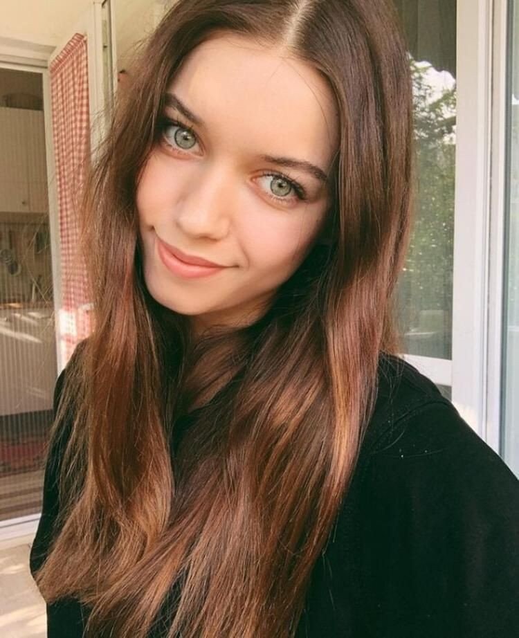 Afra Saraçoglu - Oyuncu (29 yaşında) - Ana profil fotoğrafı ve resmi görsel