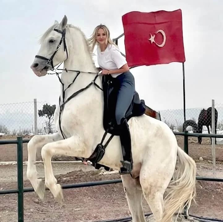 Begüm Ece Pazarcı - Avukat (39 yaşında) - fotoğraf